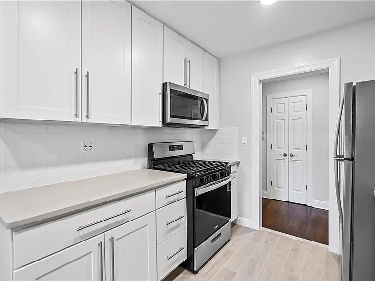 Whitehall Apartments — Photo 3