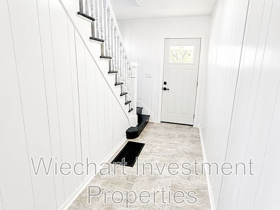 3rd image of 924 W Wayne St