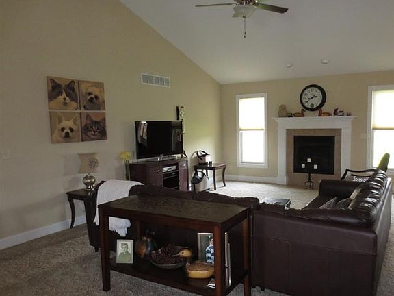 3rd image of 386 Sunset Dr