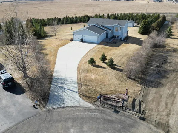 2710 Big Sky Cir, Bismarck, ND 58503