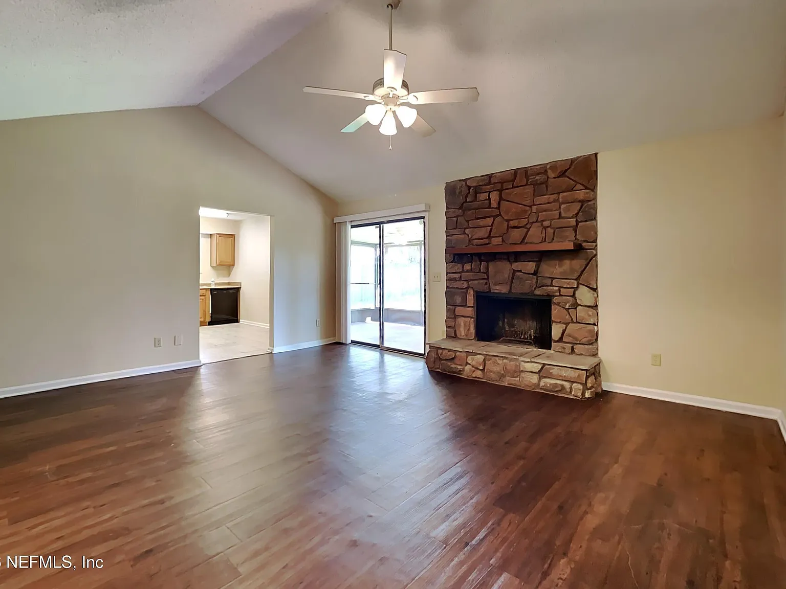 3 bed, 2.0 bath, 1212 sqft, $1,904 — Photo 3