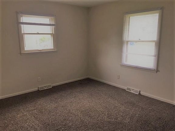 5th image of 833 E Main St