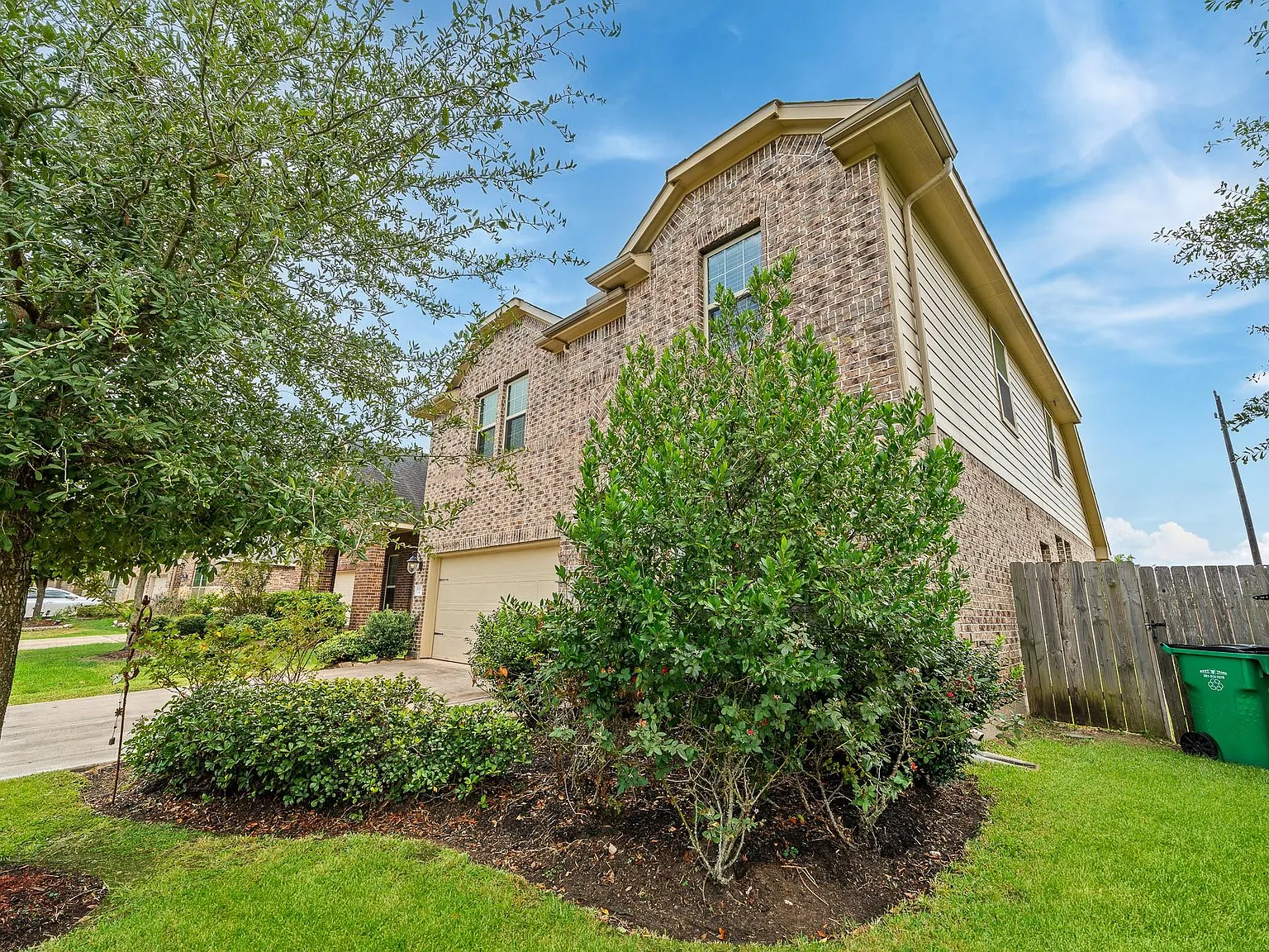 4 bed, 2.5 bath, 2412 sqft, $3,250 — Photo 3