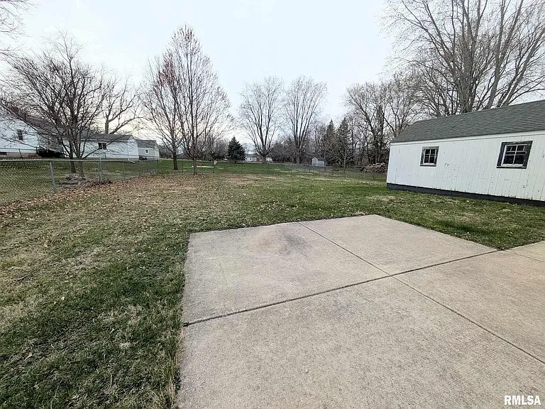 304 Redbud Dr — Photo 36