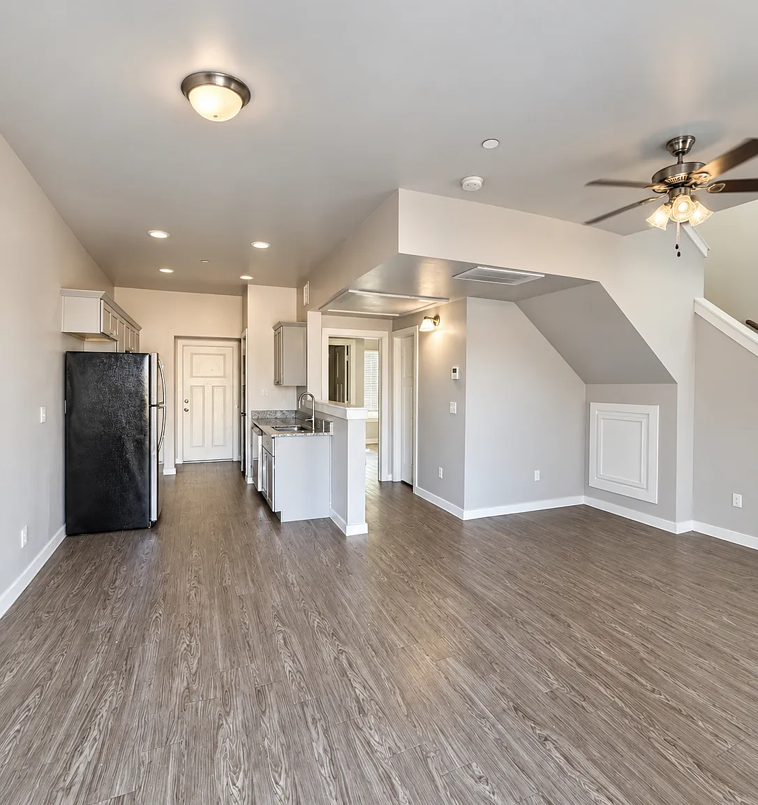 4750 Travertine — Photo 1