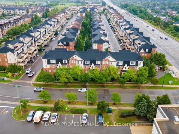 3025 Elmcreek Rd #5, Mississauga, ON L5B 0B6