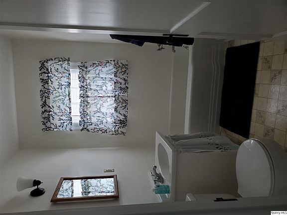 3rd image of 2916 Whewell Ave