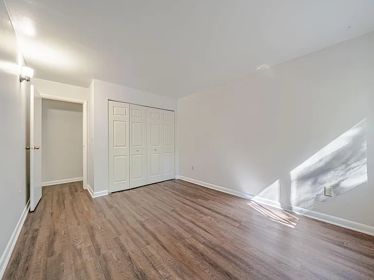 Brooklane Manor Apartments — Photo 33