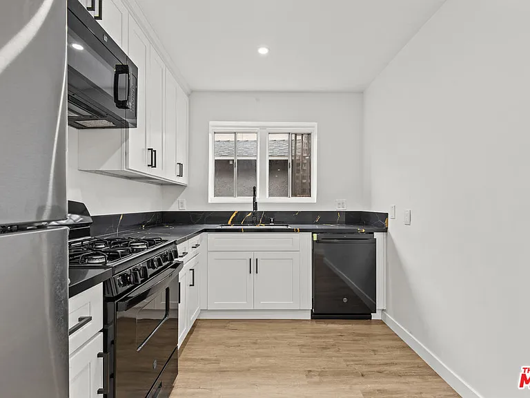 542 N Genesee Ave — Photo 9
