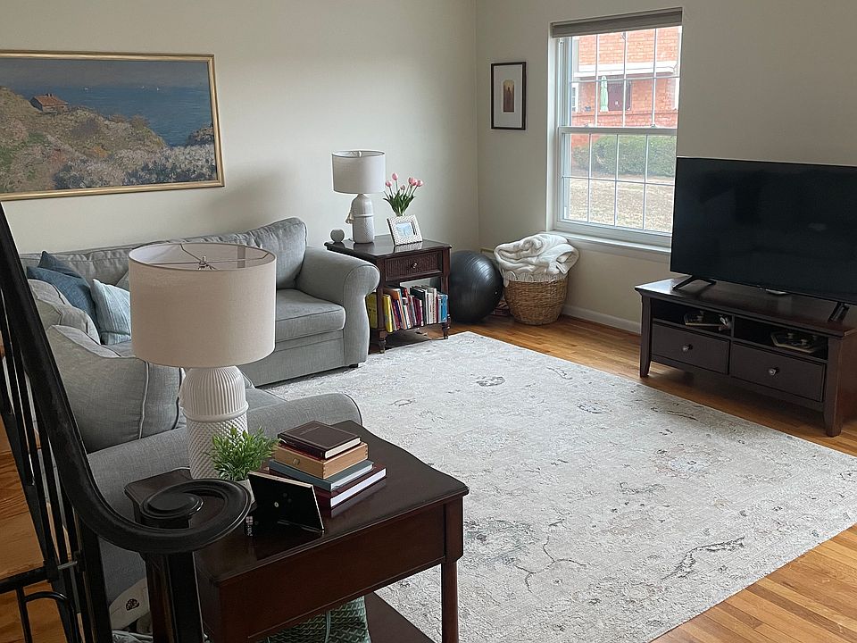 Living Room, 2 windows, off entry