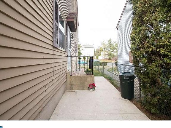5th image of 13340 Philmont Ave
