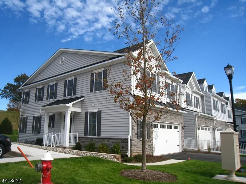 3 bed, 3.5 bath, 3300 sqft, $6,300 — Photo 2