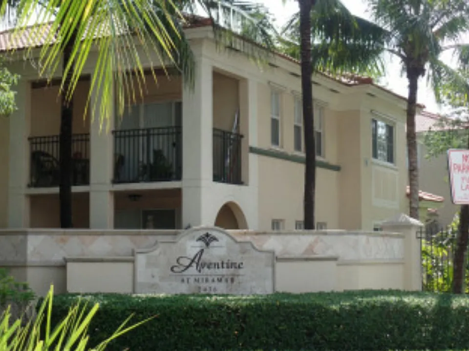 2574 Centergate Dr #201