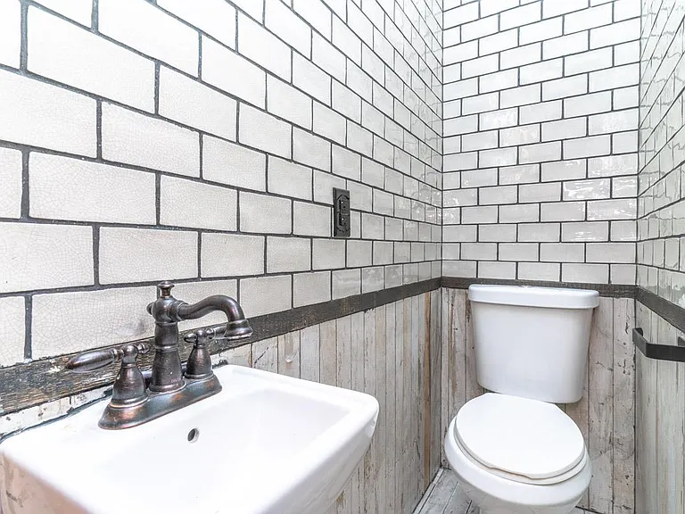 212 Starr St #2R — Photo 4