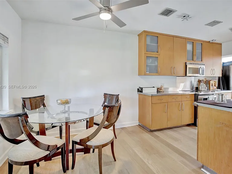 1523 Dewey St — Photo 8
