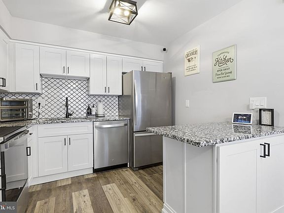 3rd image of 22 Fitzwatertown Rd Unit C7