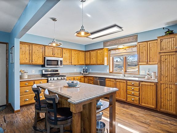 3rd image of 822 SE 10th St