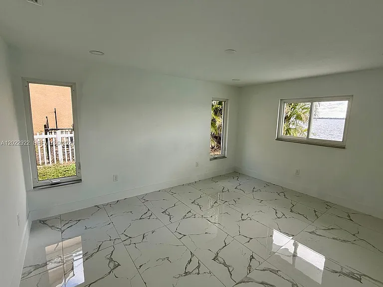 111 E North Shore Ave — Photo 27