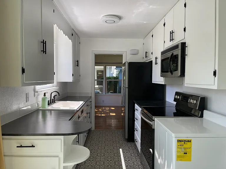 1025 22nd St NE — Photo 8