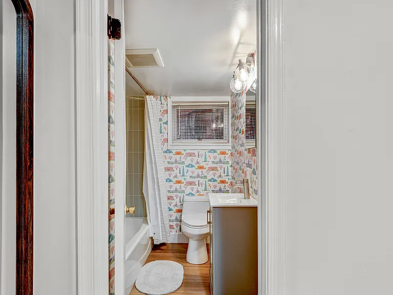 1002 C St NE #B — Photo 14