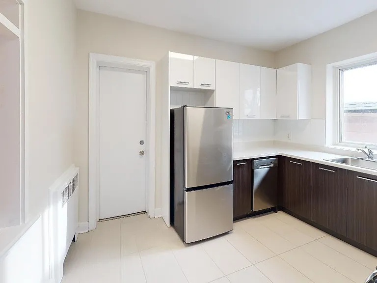 19 Strathcona Ave #6 — Photo 1