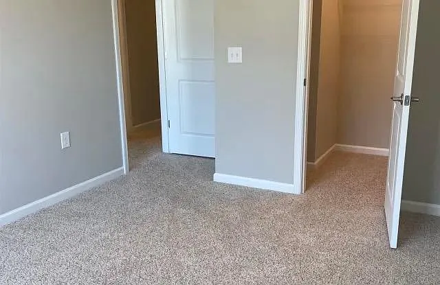 622 Edgewater Ridge Ct — Photo 4