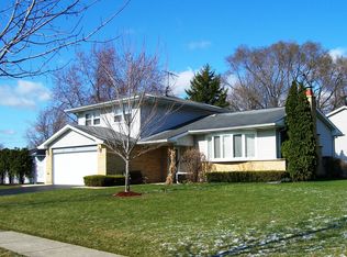 2416 Mohawk Ave, Woodridge, IL 60517