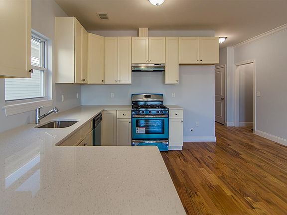 4th image of 18 Everett St #2