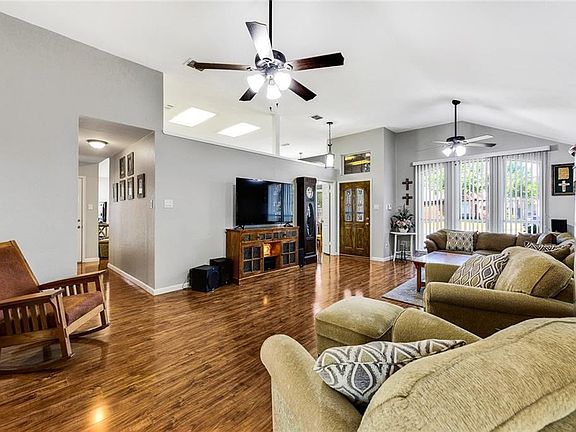 5th image of 1606 Foxwood Dr