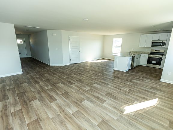 5th image of 324 Sweet Vernal St