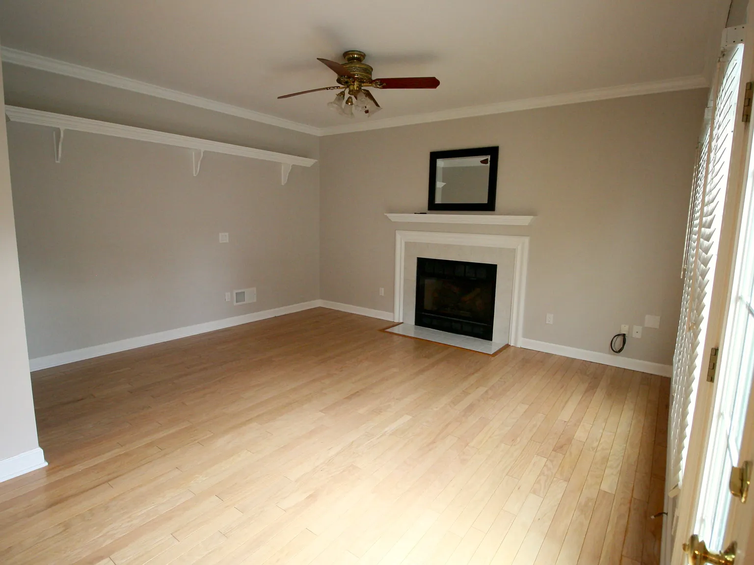 4 bedroom single family home in Ashburn Village — Photo 4