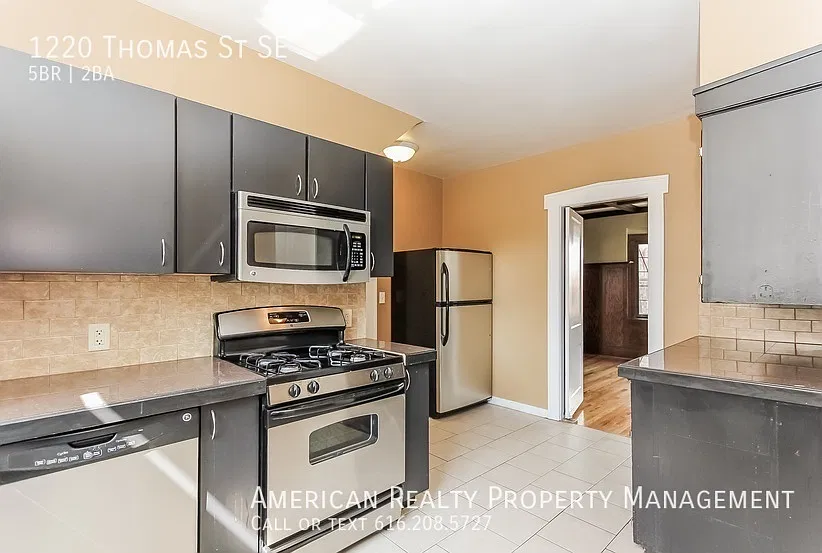 5 bed, 2851 sqft, $3,000 — Photo 2