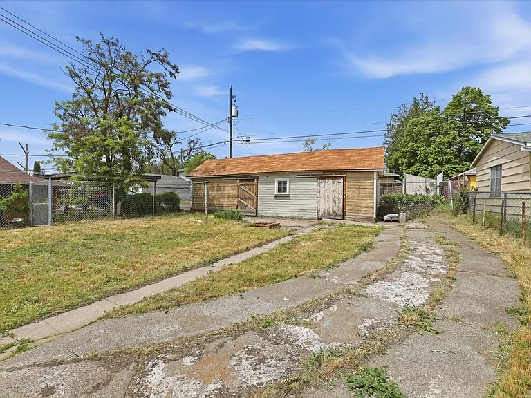 420 1/2 W Shannon Ave — Photo 16