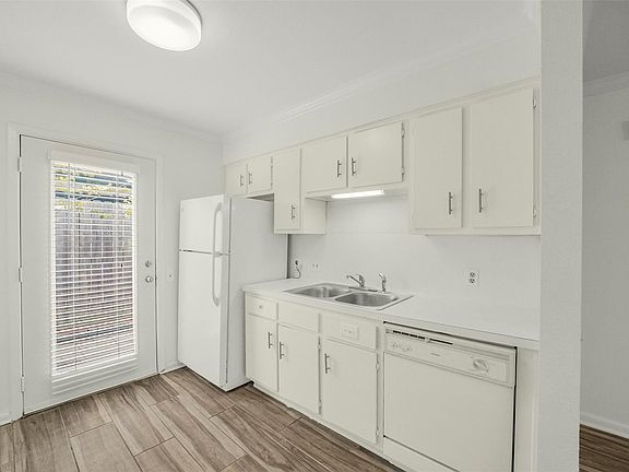 4th image of 1917 Augusta Dr APT A8