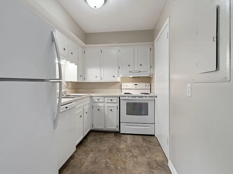 758 McPherson Dr — Photo 12