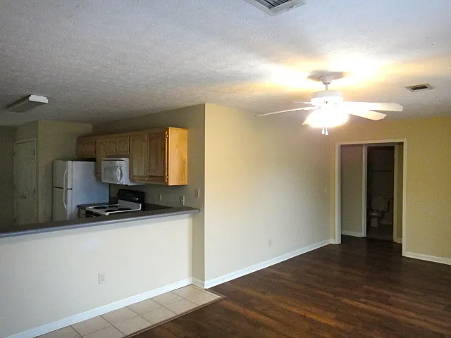 2006 Longview Ct — Photo 3