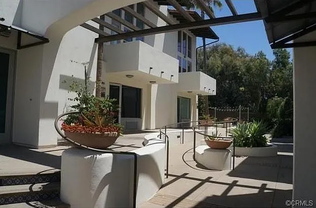 534 S Brea Blvd — Photo 3