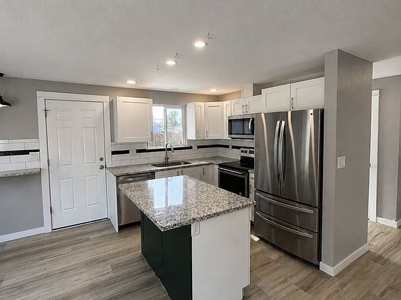 4th image of 975 Evergreen Dr