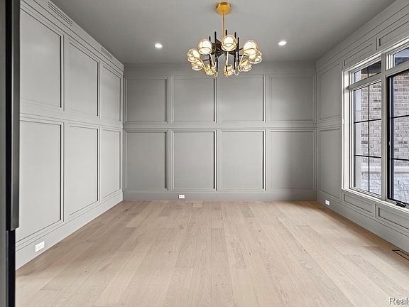 4th image of 4592 Pinnacle Blvd