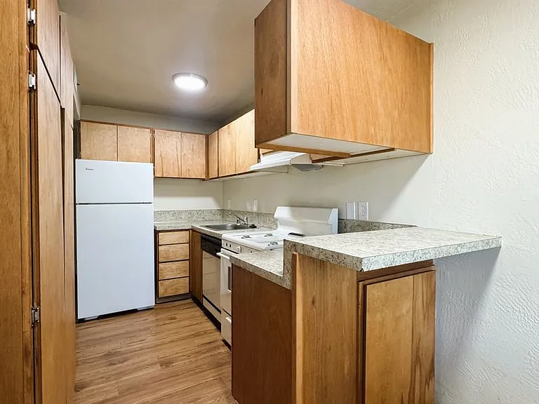 2705 Oak St #10 — Photo 7