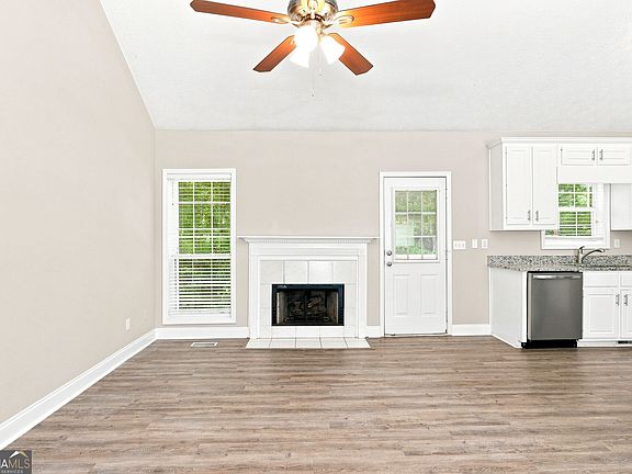 3rd image of 4876 Hunt Club Dr