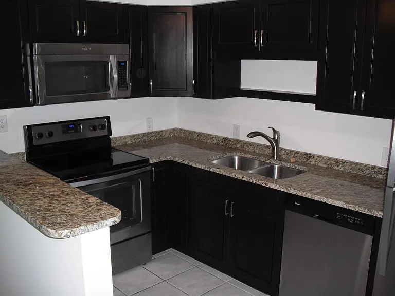 630 SW 7th Ave #12 — Photo 2