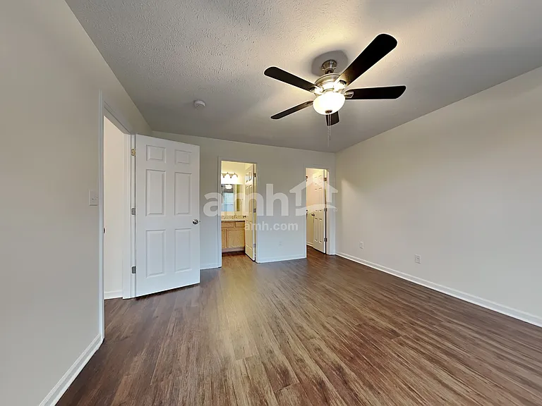 1070 Halifax Ln — Photo 10