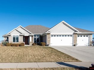 116 Hidden Oaks Cir, Mankato, MN 56001