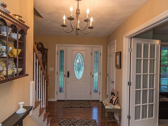 5th image of 128 Essex St