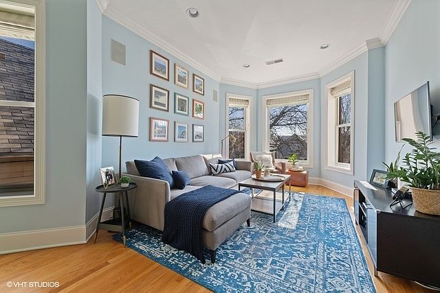 1st image of 1140 W Oakdale Ave #3