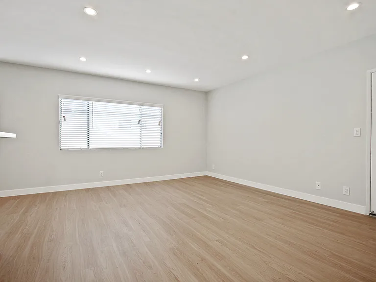 1451 Franklin St in Santa Monica! Steps to SM Blvd and near the Water Garden. — Photo 12