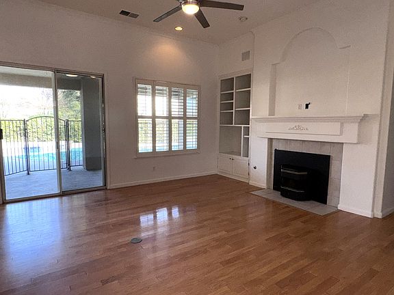 4th image of 553 W Fallbrook Ave #1