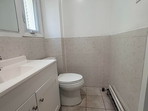 3rd image of 124 Winfield Ave Floor 1