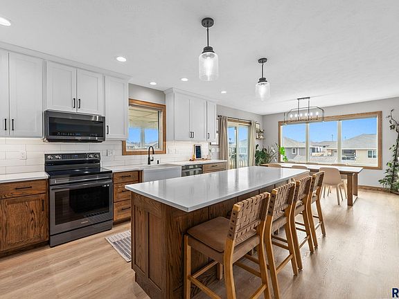 5th image of 416 W 5th St